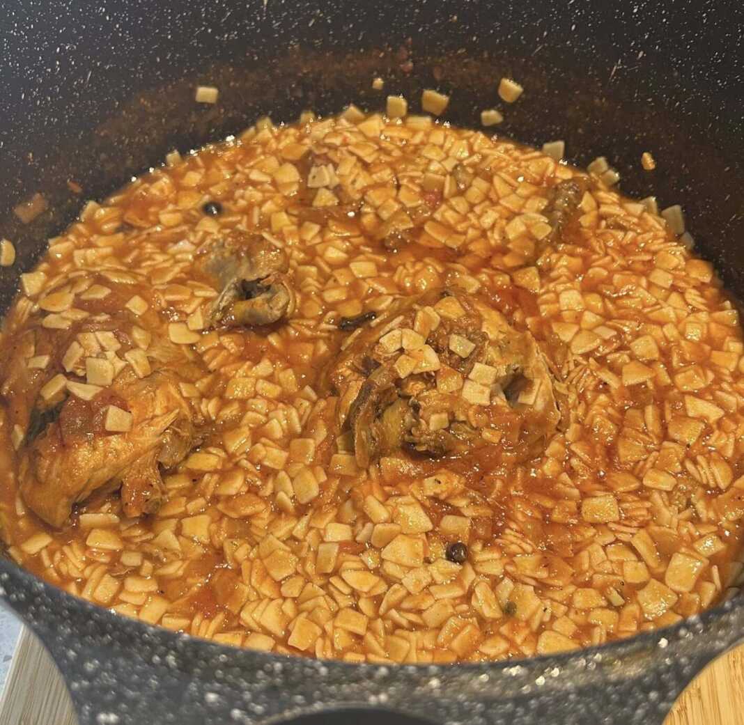 kotopoulo kokkinisto xilopites1 Ένα κοτόπουλο κοκκινιστό και χυλοπίτες, έτοιμο για σερβίρισμα.