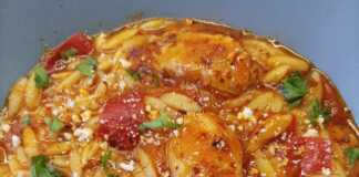 Ένα πιάτο με ζουμερό κοτόπουλο, κριθαράκι γιουβέτσι και κόκκινες πιπεριές Φλωρίνης σε πλούσια σάλτσα.