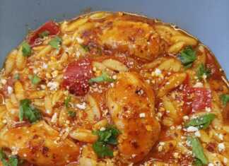 Ένα πιάτο με ζουμερό κοτόπουλο, κριθαράκι γιουβέτσι και κόκκινες πιπεριές Φλωρίνης σε πλούσια σάλτσα.