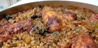 Κοτόπουλο με Ρυζάκι στο Φούρνο Ένα ταψί με ψημένο κοτόπουλο (φτερούγες) πάνω από αφράτο ρύζι με λαχανικά.