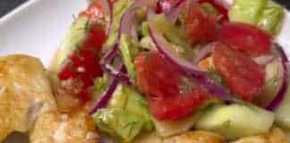 Τηγανητά κομματάκια κοτόπουλου καλυμμένα με ένα χρυσαφένιο κουρκούτι.