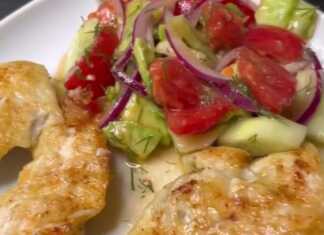 Τηγανητά κομματάκια κοτόπουλου καλυμμένα με ένα χρυσαφένιο κουρκούτι.