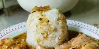 Ένα πιάτο με μερίδες κουνελιού που κολυμπά σε πλούσια κρασάτη σάλτσα.