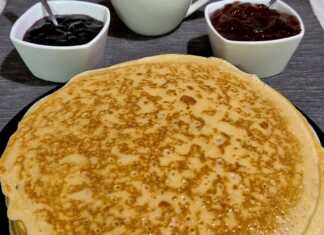 Αφράτες Κρέπες με Γιαούρτι για ένα μοναδικό πρωινό! Σωρός από χρυσαφένιες κρέπες αλειμμένες με βούτυρο, έτοιμες για σερβίρισμα με μαρμελάδα.