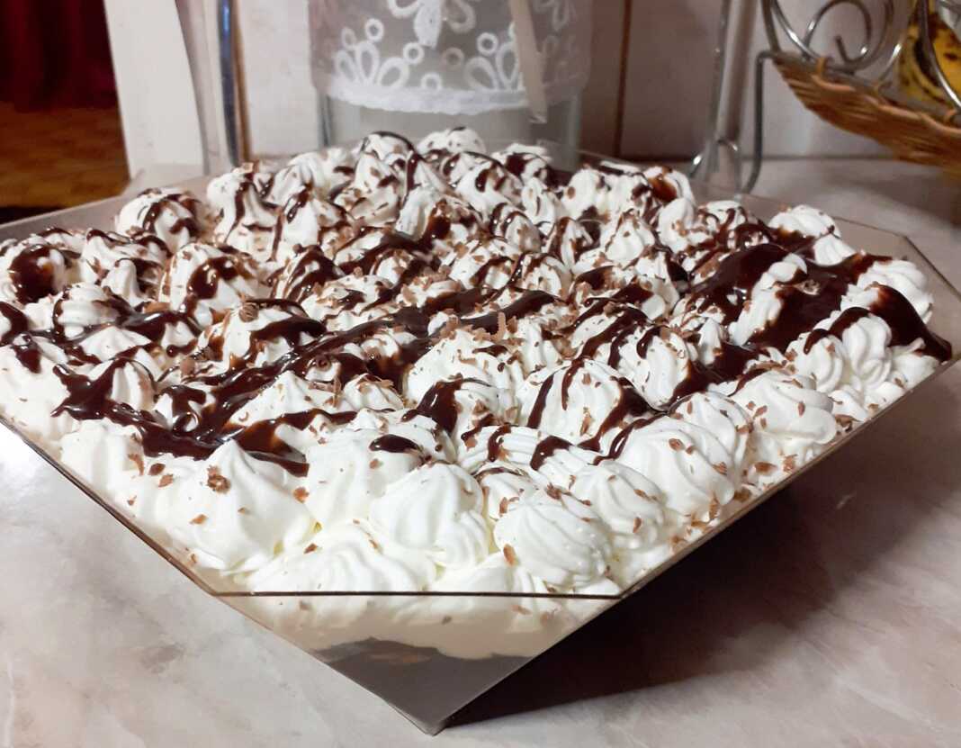 Ένα μπολ με κομμένα κρουασανάκια καλυμμένα με κρέμα σοκολάτας και σαντιγί, περιχυμένα με γλάσο σοκολάτας.