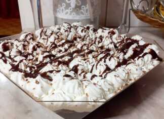 Ένα μπολ με κομμένα κρουασανάκια καλυμμένα με κρέμα σοκολάτας και σαντιγί, περιχυμένα με γλάσο σοκολάτας.