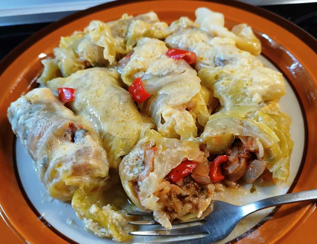 Λαχανοντολμάδες σερβιρισμένοι με λαχταριστό αυγολέμονο.