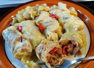 Λαχανοντολμάδες σερβιρισμένοι με λαχταριστό αυγολέμονο.