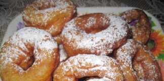 Τηγανισμένοι λουκουμάδες σε ένα πιάτο, έτοιμοι για σερβίρισμα.