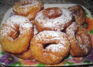 Τηγανισμένοι λουκουμάδες σε ένα πιάτο, έτοιμοι για σερβίρισμα.