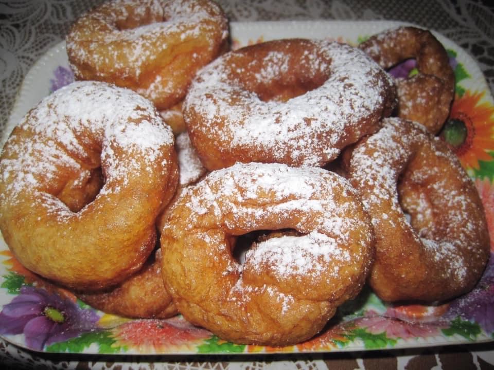 loukoumades palalias_kop Τηγανισμένοι λουκουμάδες σε ένα πιάτο, έτοιμοι για σερβίρισμα.