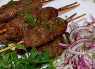 Μακρόστενα Κεμπαπ φούρνου περασμένα σε ξυλάκια σουβλακιού, ψημένα σε ένα ταψί στρωμένο με λαδόκολλα.