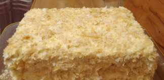 Μιλφέιγ με βελούδινη κρέμα Μια στρωματωμένη σπιτική τούρτα Μιλφέιγ με κρέμα ζαχαροπλαστικής και σαντιγί, έτοιμη να σερβιριστεί.