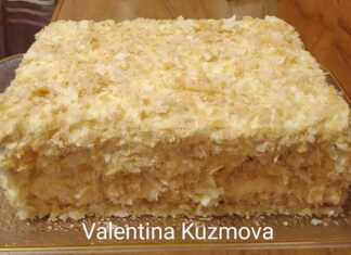 Μια στρωματωμένη σπιτική τούρτα Μιλφέιγ με κρέμα ζαχαροπλαστικής και σαντιγί, έτοιμη να σερβιριστεί.