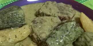 Λαχταριστό μοσχαράκι αυγολέμονο με πατάτες και κολοκυθάκια σε πιάτο.