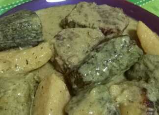 Λαχταριστό μοσχαράκι αυγολέμονο με πατάτες και κολοκυθάκια σε πιάτο.