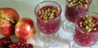 Κρεμώδης μους ροδιού σε μπολ, στολισμένη με καρύδια και σπόρους ροδιού.