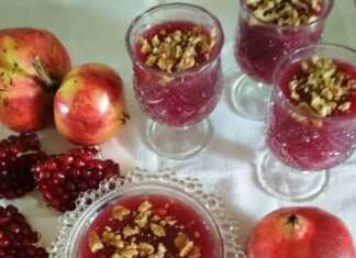 Κρεμώδης μους ροδιού σε μπολ, στολισμένη με καρύδια και σπόρους ροδιού.