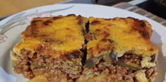 Μουσακάς με Φρέσκα Κολοκυθάκια, Μελιτζάνες, Πατατούλες και Κιμά Δύο κομμάτια χρυσαφένιο μουσακά, όπου διακρίνονται οι στρώσεις λαχανικών και κιμά, με μια παχιά κρούστα μπεσαμέλ από πάνω.