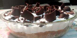 BANOFFEE (Μπανόφι ) Ένα γλυκό μπανόφι σε ένα γυάλινο ταψί, με στρώσεις από θρυμματισμένα μπισκότα, καραμέλα, φέτες μπανάνας, σαντιγί και τριμμένη σοκολάτα.