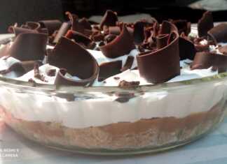 Ένα γλυκό μπανόφι σε ένα γυάλινο ταψί, με στρώσεις από θρυμματισμένα μπισκότα, καραμέλα, φέτες μπανάνας, σαντιγί και τριμμένη σοκολάτα.