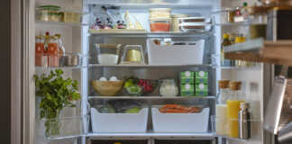 Οργάνωση ψυγείου για μέγιστη φρεσκάδα τροφίμων και αποφυγή σπατάλης Οργανωμένο ψυγείο με διάφορα τρόφιμα σε ράφια και συρτάρια, εστιασμένο στην αποτελεσματική αποθήκευση για φρεσκάδα.