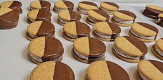 Λαχταριστά παγωτίνια σαντουιτσάκια με μπισκότο Marie και γέμιση κρέμας με Oreo, βουτηγμένα σε σοκολάτα γάλακτος.