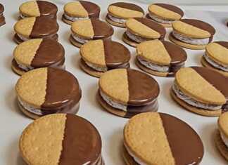 Λαχταριστά παγωτίνια σαντουιτσάκια με μπισκότο Marie και γέμιση κρέμας με Oreo, βουτηγμένα σε σοκολάτα γάλακτος.