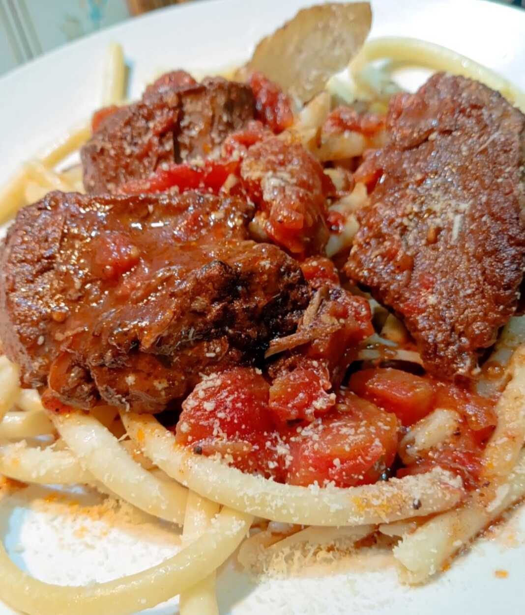 pastitsada kerkiraiki Πιάτο με ζουμερή κερκυραϊκή παστιτσάδα και χοντρά μακαρόνια, πασπαλισμένο με τριμμένο τυρί.