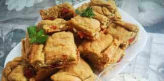 Λαχταριστή Παστουρμαδόπιτα με χειροποίητο φύλλο, κομμένη σε κομμάτια, με γέμιση τυριού, παστουρμά και λαχανικών.