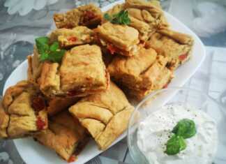 Λαχταριστή Παστουρμαδόπιτα με χειροποίητο φύλλο, κομμένη σε κομμάτια, με γέμιση τυριού, παστουρμά και λαχανικών.