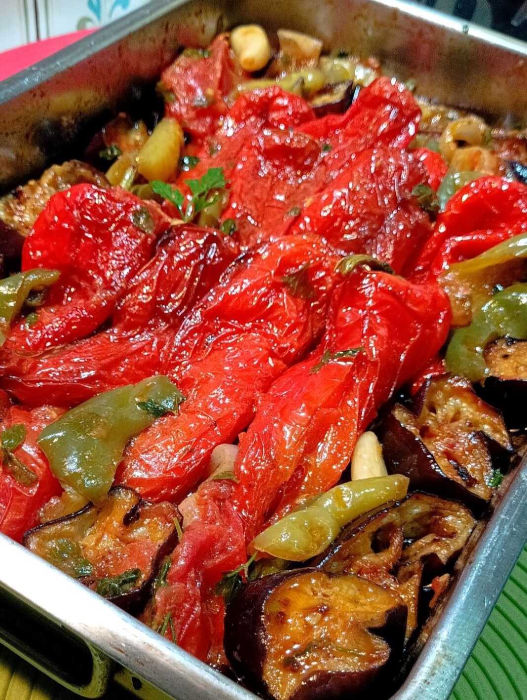 Λαχταριστές μελιτζάνες με πιπεριές λαδερές, ένα εύκολο και νόστιμο φαγητό γεμάτο αρώματα καλοκαιριού. Ιδανικό για ένα ελαφρύ και χορταστικό γεύμα.