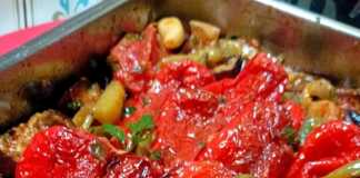 Λαχταριστές μελιτζάνες με πιπεριές λαδερές, ένα εύκολο και νόστιμο φαγητό γεμάτο αρώματα καλοκαιριού. Ιδανικό για ένα ελαφρύ και χορταστικό γεύμα.