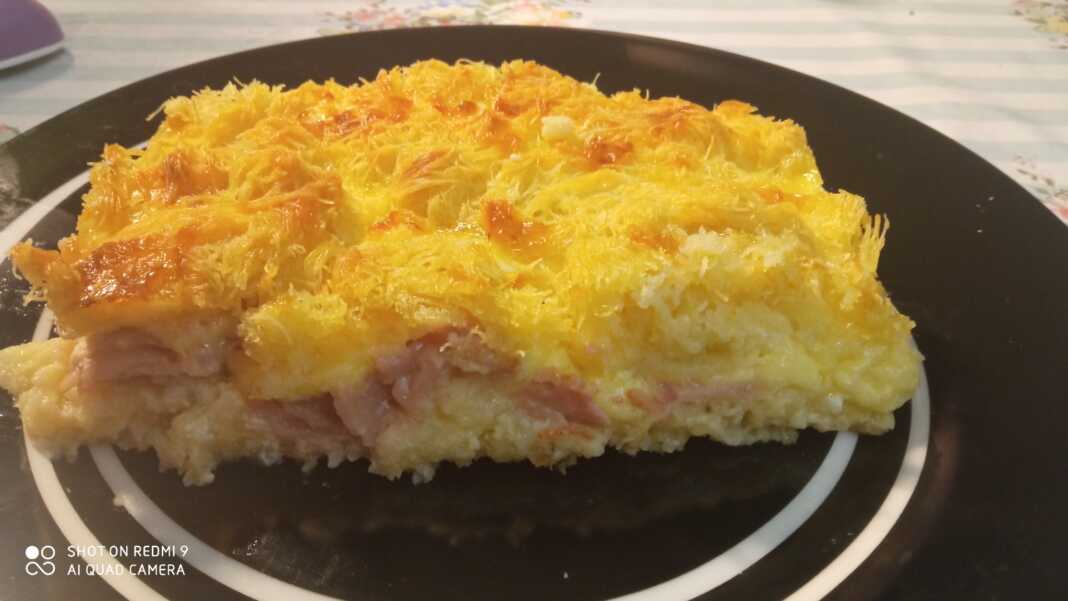 pita me kantaifi Ενα λαχταριστό αλμυρή κομματι φύλλο κανταΐφι, μπέικον και τυριά σε ένα ταψί.