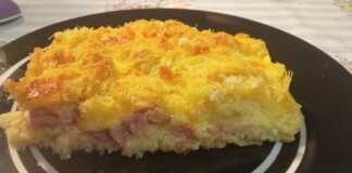 Ενα λαχταριστό αλμυρή κομματι φύλλο κανταΐφι, μπέικον και τυριά σε ένα ταψί.