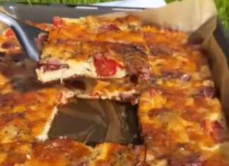 Πίτσα στο Άψε Σβήσε: Η πιο γρήγορη και εύκολη πίτσα που έχετε φτιάξει! Μια σπιτική πίτσα με ζύμη γιαουρτιού, με διάφορα λαχανικά, λουκάνικο και λιωμένο τυρί, σε ένα ταψί.