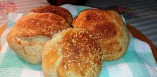 Ένα ταψί με μικρά, στρογγυλά, χρυσαφένια ψωμάκια φτιαγμένα με κουτάλα.