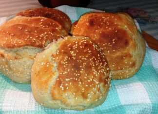 Ένα ταψί με μικρά, στρογγυλά, χρυσαφένια ψωμάκια φτιαγμένα με κουτάλα.