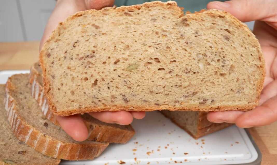 psomi sikalis1 Φρεσκοψημένο ψωμί σίτου-σίκαλης με σπόρους μέσα σε μια γάστρα.