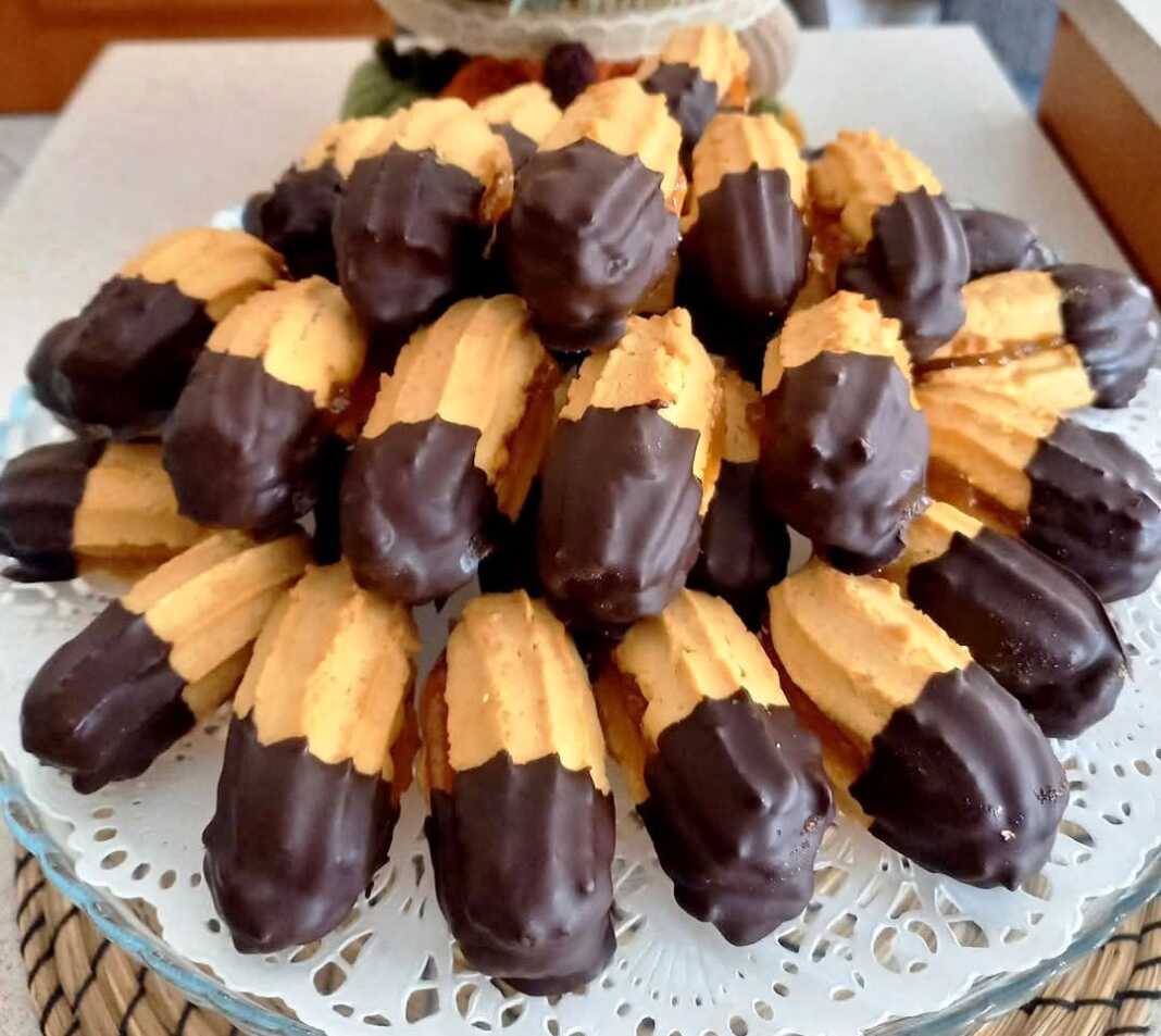 ptifour Σπιτικά πτι φουρ με μαρμελάδα βερίκοκο, βουτηγμένα σε λαχταριστή λιωμένη σοκολάτα.