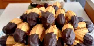 Σπιτικά πτι φουρ με μαρμελάδα βερίκοκο, βουτηγμένα σε λαχταριστή λιωμένη σοκολάτα.