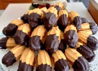 Σπιτικά πτι φουρ με μαρμελάδα βερίκοκο, βουτηγμένα σε λαχταριστή λιωμένη σοκολάτα.