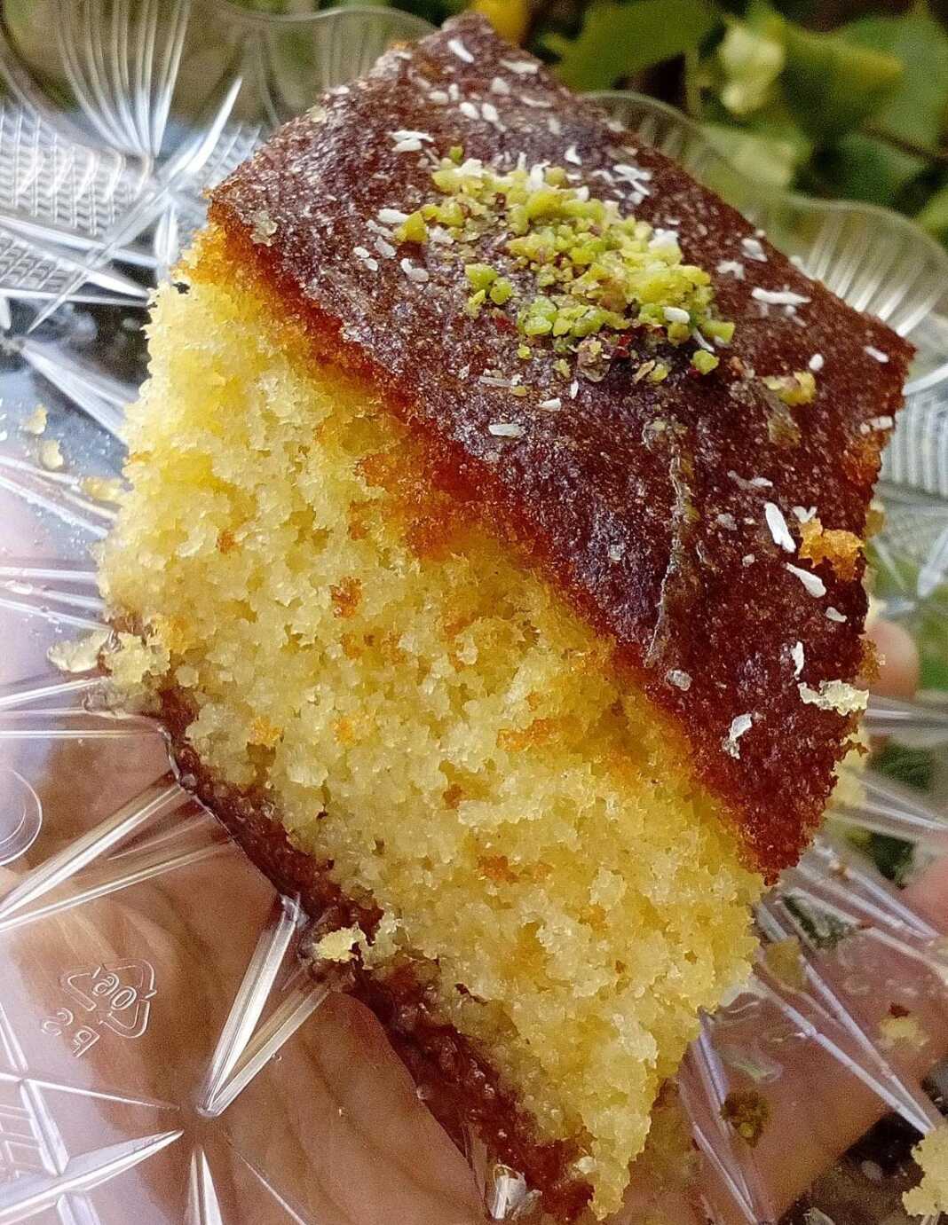 Σπιτικό ραβανί σιροπιασμένο, με χρυσαφένιο χρώμα και λαχταριστική εμφάνιση.