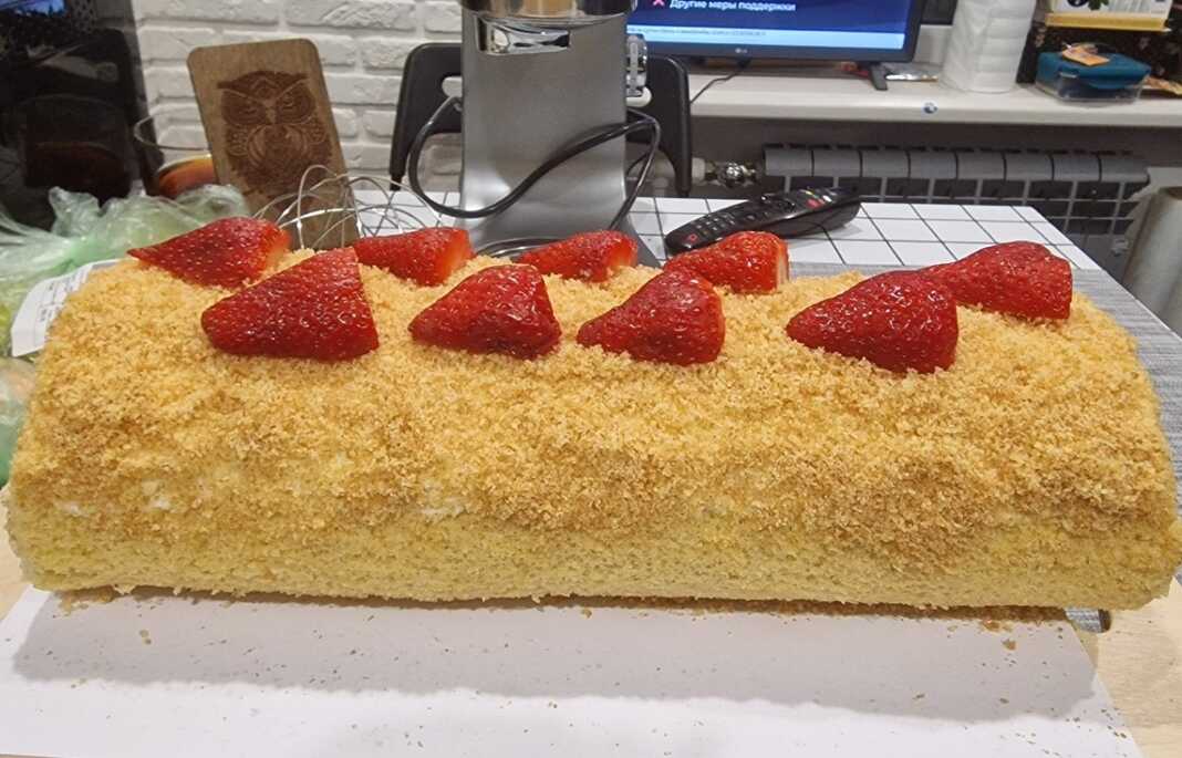 Φωτογραφία με ρολό παντεσπάνι γεμιστό με φράουλες και κρέμα γιαουρτιού.