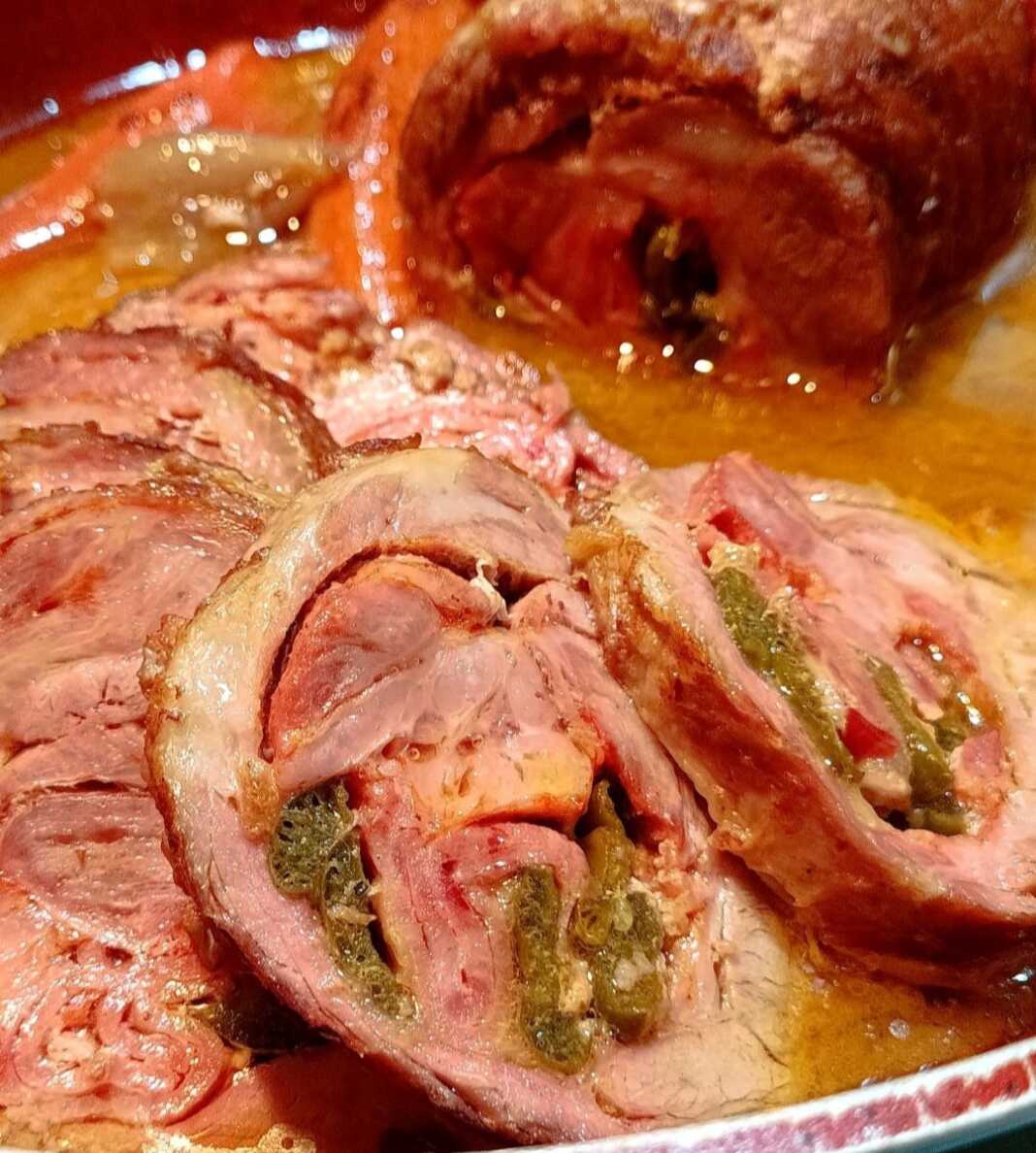 Ζουμερό χοιρινό ρολό σε κατσαρόλα με πιπεριές, μπέικον και λιωμένο τυρί, σερβιρισμένο με πιλάφι