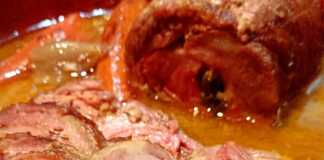 Ζουμερό χοιρινό ρολό σε κατσαρόλα με πιπεριές, μπέικον και λιωμένο τυρί, σερβιρισμένο με πιλάφι