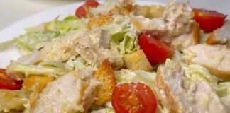 Η Σαλάτα του Καίσαρα Φρεσκοφτιαγμένη σαλάτα του Καίσαρα σερβιρισμένη σε μπολ.