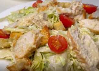 Μεγάλη σαλατιέρα με σαλάτα του Καίσαρα, πλούσια σε σάλτσα, με ψητό κοτόπουλο, κρουτόν και παρμεζάνα.