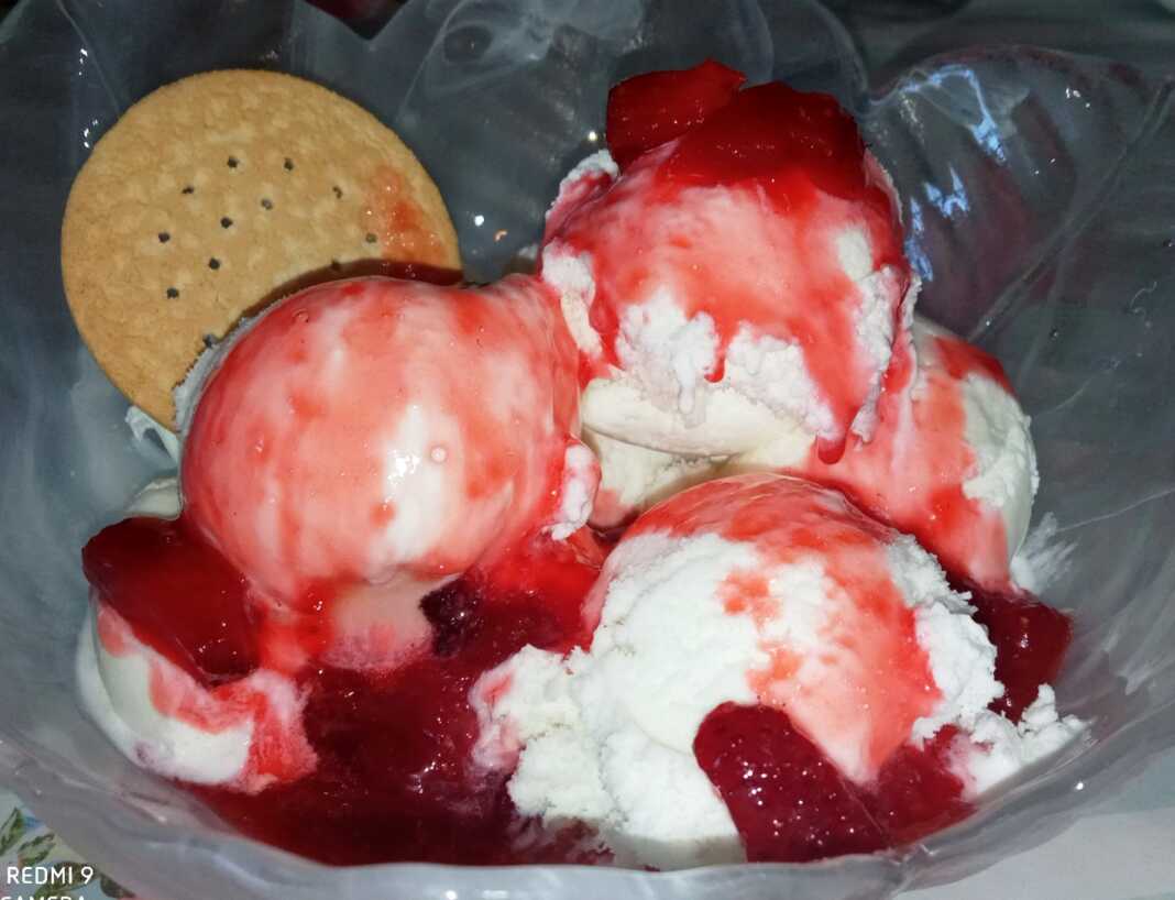 saltsa fraoulas Κόκκινη, γλυκιά σάλτσα φράουλας σε ένα γυάλινο μπολ.