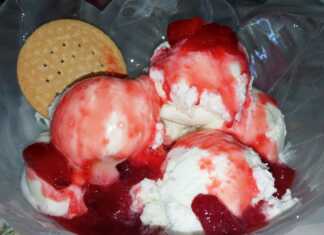 Κόκκινη, γλυκιά σάλτσα φράουλας σε ένα γυάλινο μπολ.